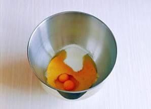 将南瓜牛奶酵母水倒入厨师机中，再加入鸡蛋，玉米油，淡奶油，细砂糖，盐。(糖与盐对角放)