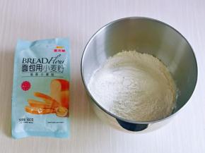 最后加入奶粉与金龙鱼高筋小麦粉，启动厨师机2档揉面15分钟。