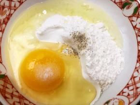 加入盐和胡椒粉调味