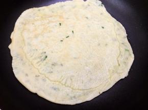 中小火煎至定型后翻面