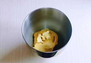 加入室温软化的黄油，厨师机3档揉面10分钟左右。