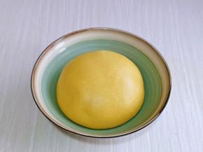 取出面团，揉圆，放入器具中。