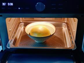 入蒸烤箱进行发酵，35度发酵40分钟。(室温发酵也可以，但是一定要保持面团的湿度)