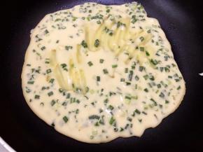 油热后倒入面糊摊平