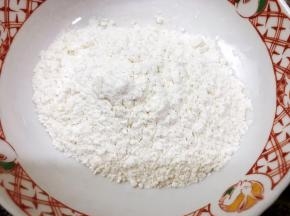碗里加入面粉