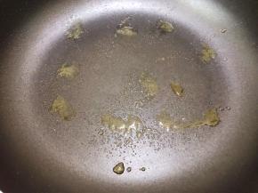 平底锅里喷一层薄薄的橄榄油