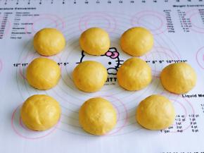 将发酵好的面团取出放学厨硅胶垫上揉圆排气，再分割成等份的小面团，盖上保鲜膜或湿布醒10分钟。