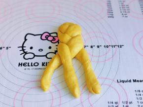 准备编辫子啦！三条一组，头部捏紧，编成辫子即可。