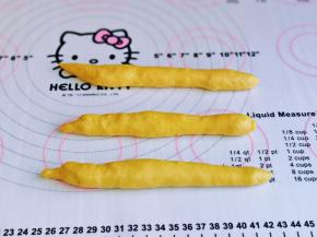 取一块醒好的面团，分成3等份，再搓成细长条状，如图。(我编的辫子面包比较小，大小可以根据个人喜好来做)