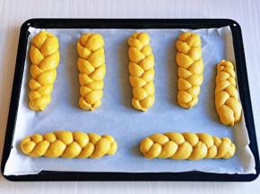 依次做完，放在垫有油纸的烤盘中，并间隔距离，入蒸烤箱二次发酵。