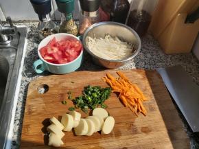 准备好全部的食材，番茄切小块，金针菇切大段，鸡蛋豆腐切块。