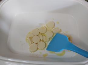 加入豆腐，煎至两面金黄。