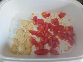 再加入番茄块，炒至软烂。