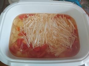 加入纯净水、金针菇。