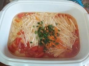 再加入一点葱花、胡萝卜丝。