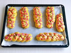 发酵至原来的1.5倍大时取出，刷上蛋液，撒上火腿片，黑芝麻。