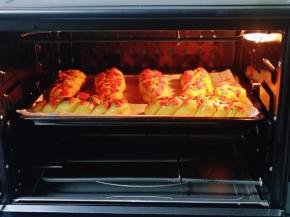 入烤箱中层，180度烤20分钟左右，注意观察颜色，上色后加盖一张锡纸。(时间及温度仅供参考，具体请根据自家烤箱性能另定）