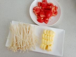准备材料，西红柿切块切丁都可以，日本豆腐切块，金针菇洗净撕好