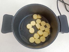 锅中热油，先将日本豆腐小火煎至两面金黄