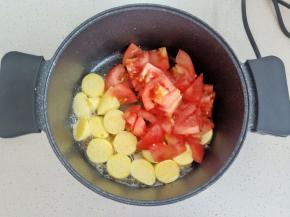 倒入西红柿炒至变软出汁