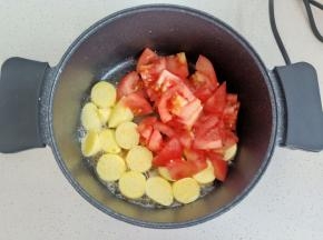 倒入西红柿炒至变软出汁