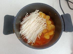 再加入金针菇煮2-3分钟