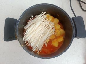 再加入金针菇煮2-3分钟