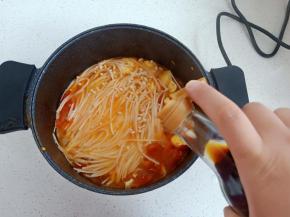 最后加大概2勺生抽，翻炒几下，金针菇熟了就可以出锅了