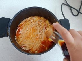最后加大概2勺生抽，翻炒几下，金针菇熟了就可以出锅了
