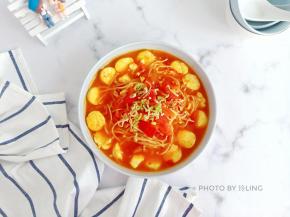 摆盘后可以撒点香葱碎提香