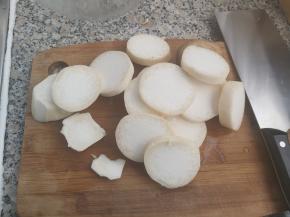 杏鲍菇洗净，切片，不要太薄。