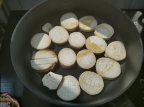 热锅加入适量油，下杏鲍菇中小火煎。