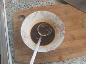 在煎杏鲍菇的时候，调好酱汁，2勺生抽、1勺蚝油、半勺红烧酱油，2勺细砂糖、1勺淀粉、2勺有机醋。