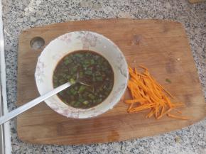 再倒入半碗纯净水，以及葱花，搅拌均匀备用，再准备点胡萝卜丝。