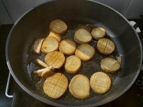 小火慢慢煎至两面金黄。