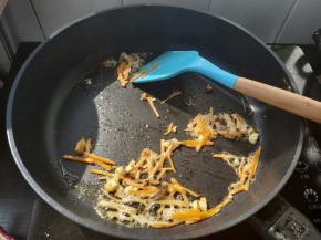 把胡萝卜丝也倒入锅内，轻轻的炸一下。