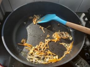 把胡萝卜丝也倒入锅内，轻轻的炸一下。