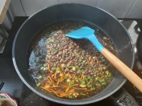 倒入准备好的酱汁，中小火煮开。（可根据个人喜好添加纯净水调整汤汁的浓稠度）