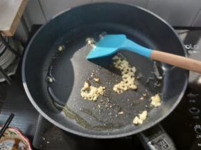 热锅加少许油，下蒜末，炒香。