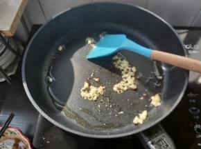 热锅加少许油，下蒜末，炒香。