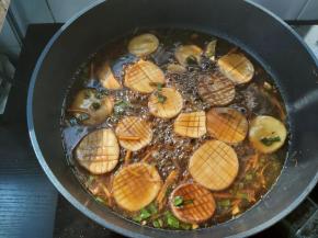 倒入煎好的杏鲍菇，小火焖煮3-5分钟，大火收汁即可。