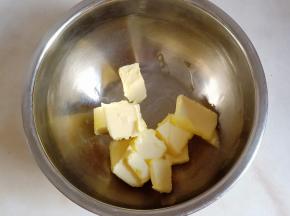 黄油室温软化，软化至用手轻轻能按出一个坑即可。