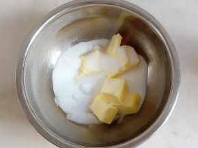 加入细砂糖。