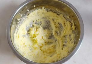 用电动打蛋器打至羽毛状。