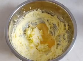 分三次加入打散的蛋液。