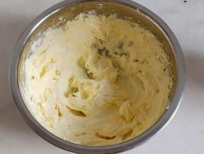 每一次都要等蛋液完全搅打吸收后再加下一次蛋液。打好的状态是有光泽，羽毛状。