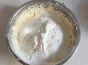 加入提前过筛好的低筋面粉和奶粉。