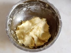 压拌至看不见干粉即可。