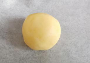 面团分成10克一份，滚圆。