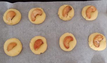 中间放入一个腰果，轻轻压实。